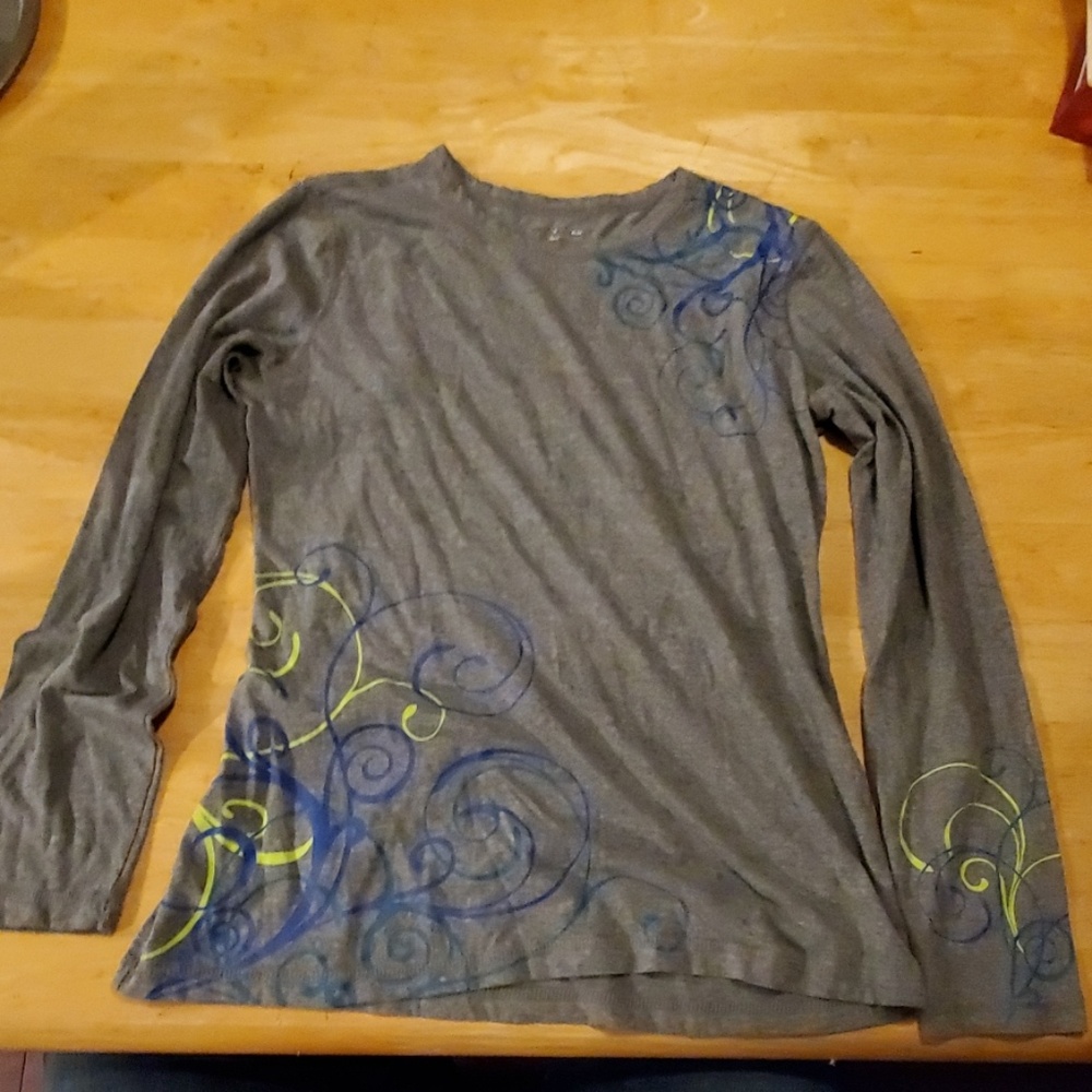 Grey nameless shirt with swirls.